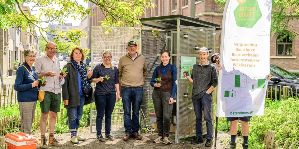 Foto van buurtbewoners aan de plantenruilkast Sint-Ignatiusplantsoen